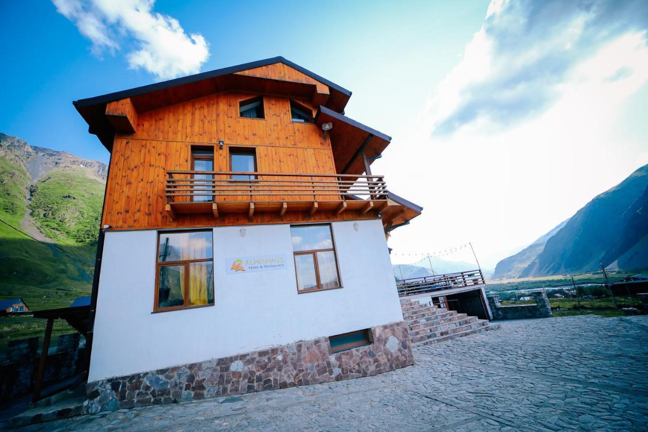 Alpenhaus Kazbegi Hotel & Restaurant Esterno foto