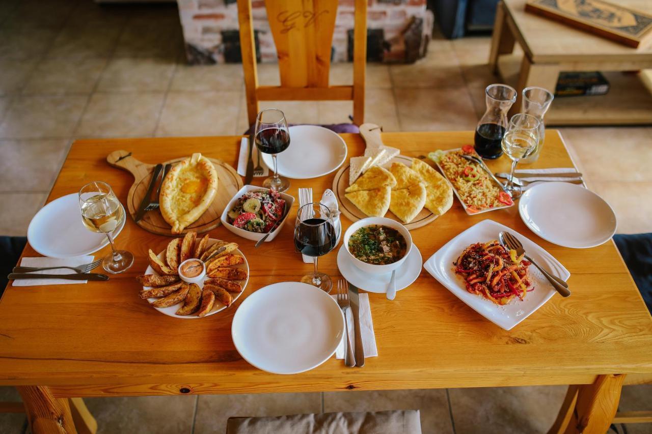 Alpenhaus Kazbegi Hotel & Restaurant Esterno foto